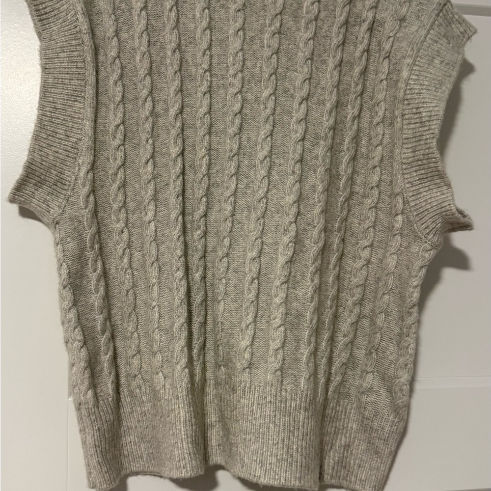 cupcakes & cashmere Cable Knit Sleeveless Vest in Light Gray